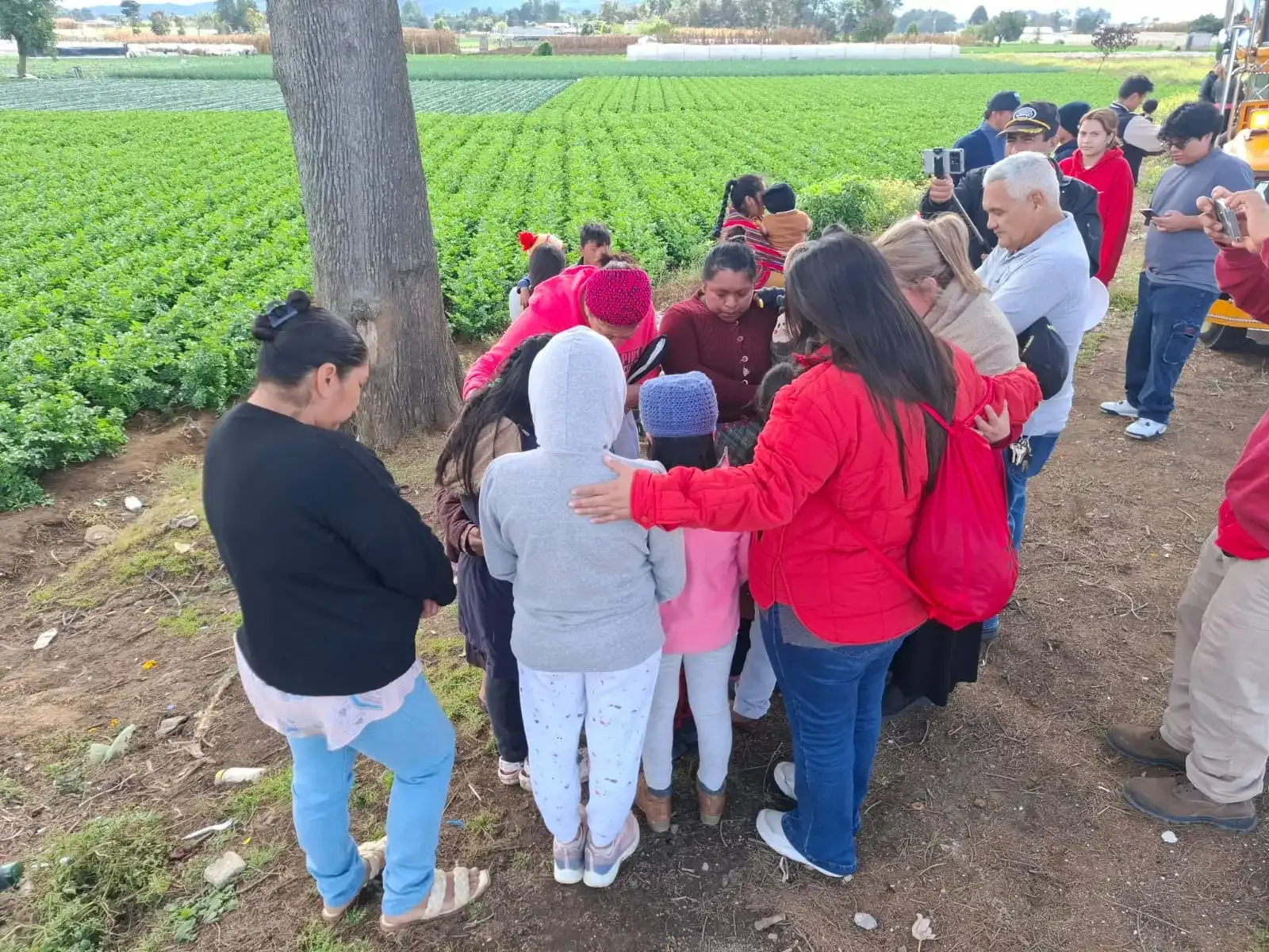 Entrega de peluches durante actividad comunitaria