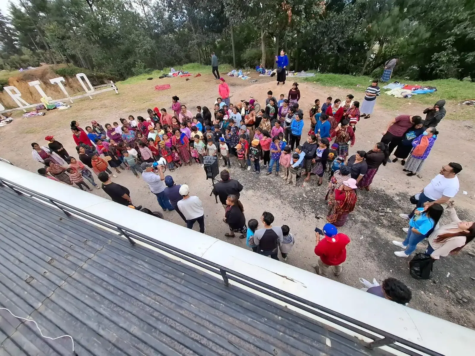 Entrega de regalos en actividad comunitaria