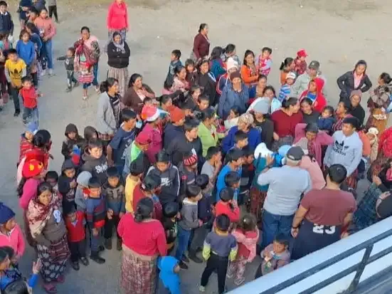 Niños y familias en evento comunitario